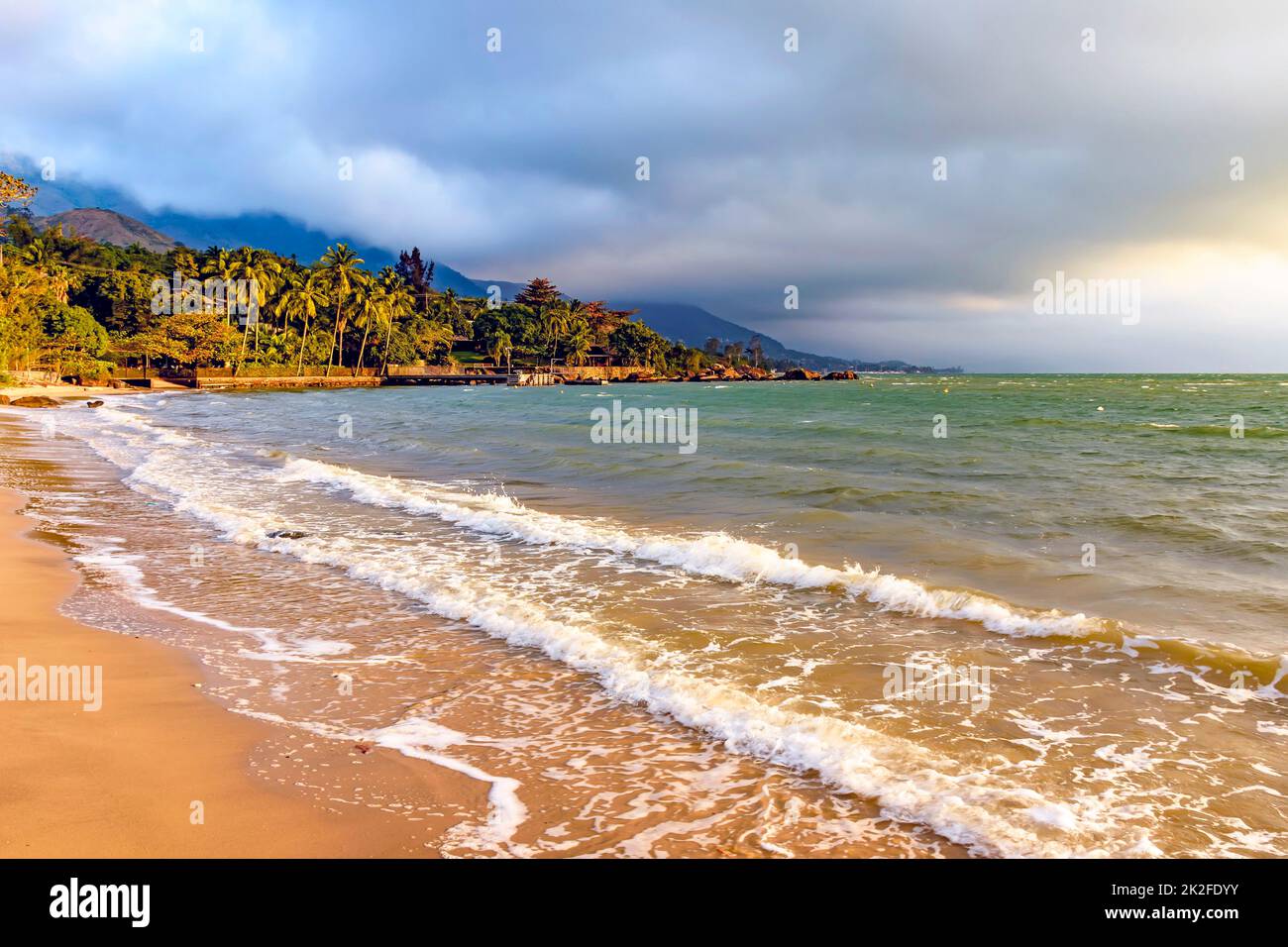 Plage déserte et paradisiaque sur l'île d'Ilhabela Banque D'Images