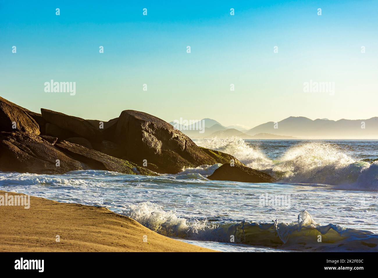 Plage déserte et paradisiaque avec la mer et les rochers Banque D'Images