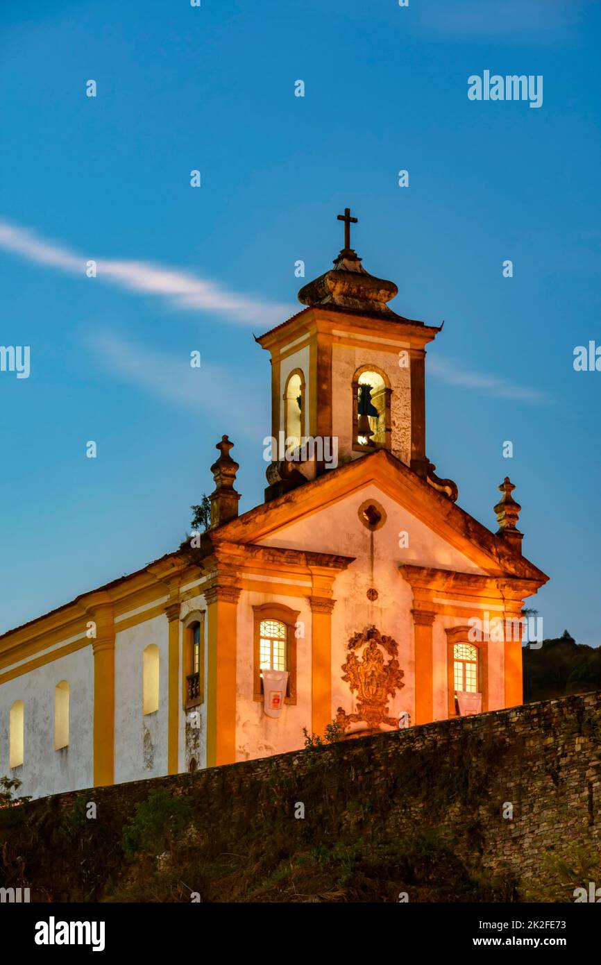 Ancienne et historique église du 18th siècle avec sa façade illuminée au coucher du soleil Banque D'Images