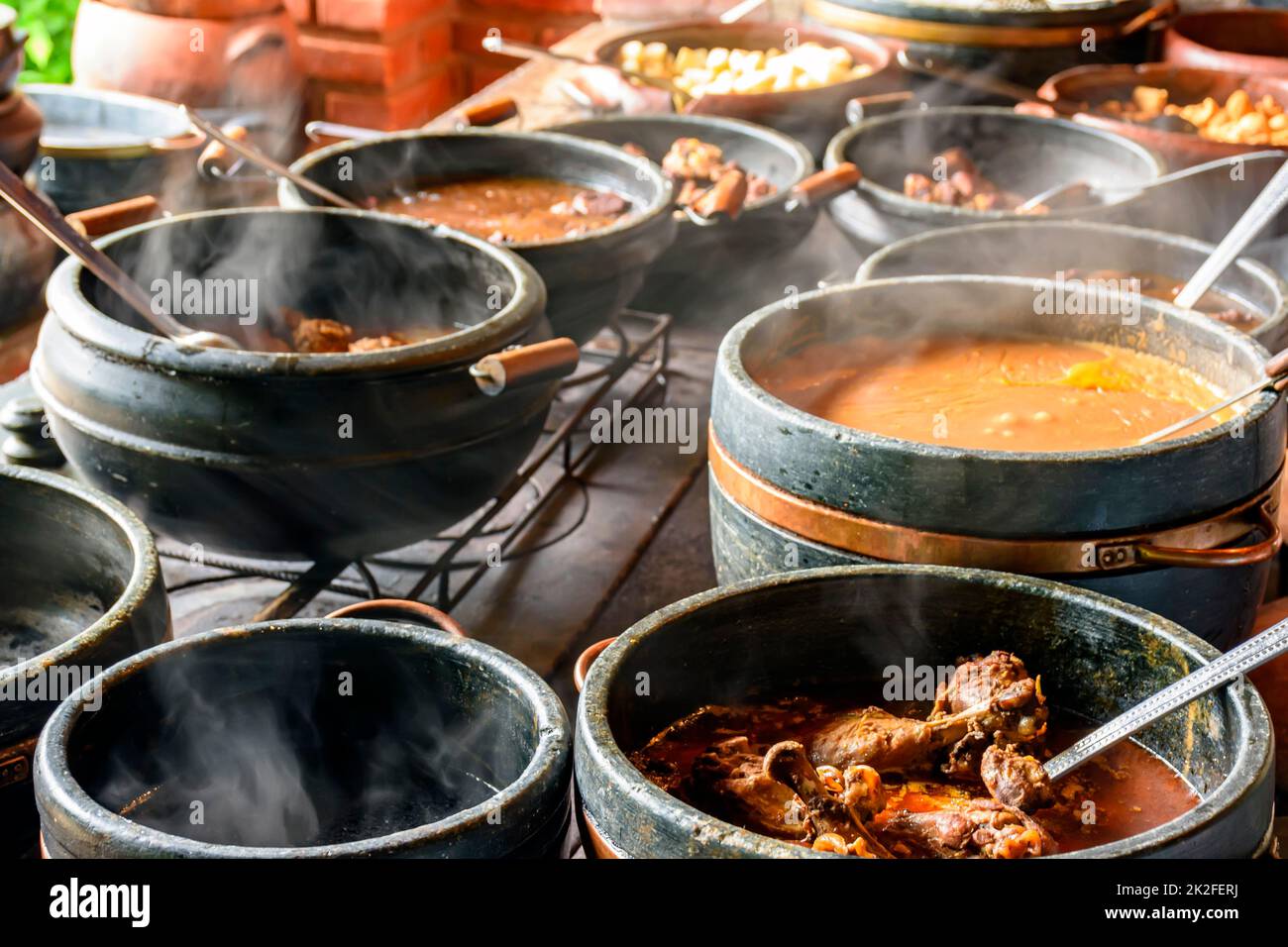 Cuisine brésilienne typique dans quelques pots d'argile Banque D'Images