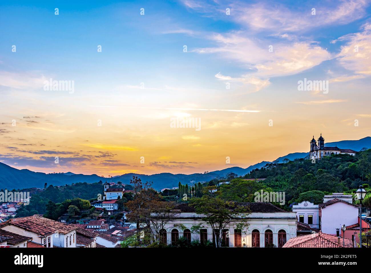 Vue sur les vieilles maisons et les églises dans l'architecture coloniale du 18th siècle au coucher du soleil dans la ville d'Ouro Preto Banque D'Images