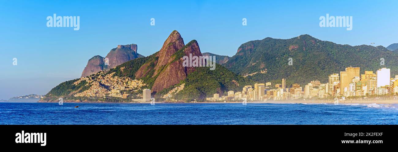 Image panoramique de tôt le matin sur la plage d'Ipanema Banque D'Images