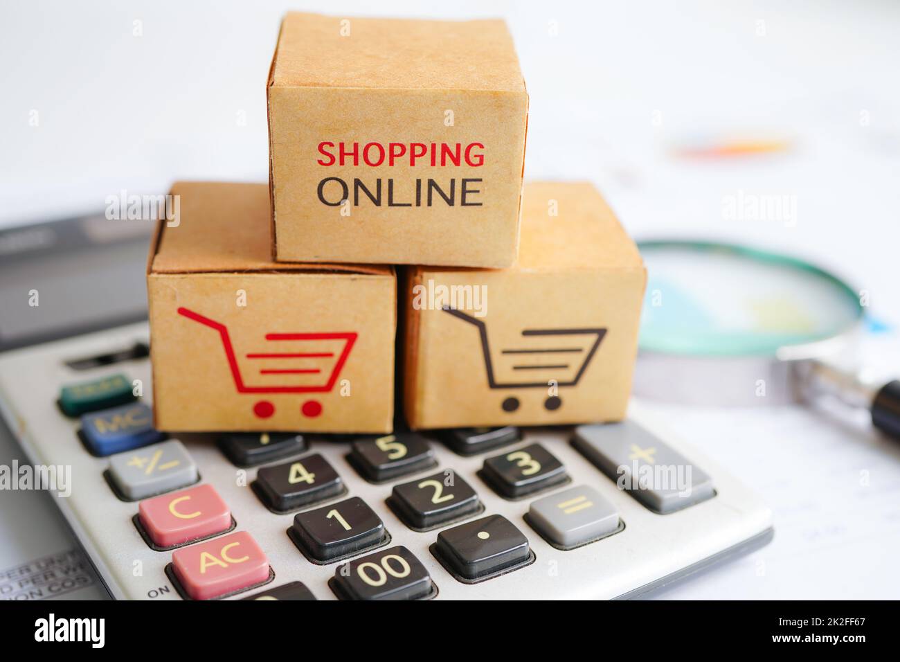 Achat en ligne, panier sur calculatrice, import export, finance commerce. Banque D'Images