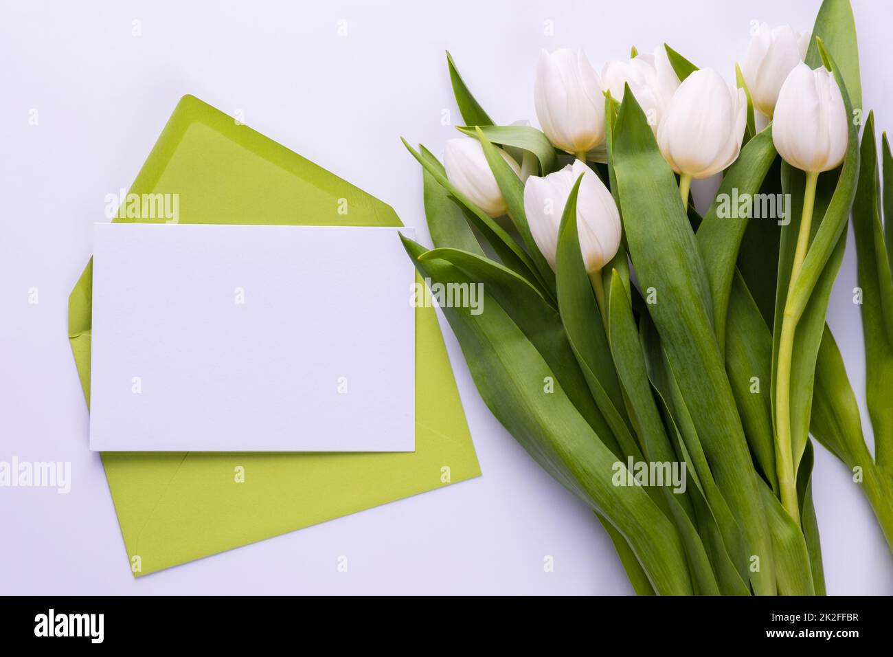 Vierge pour la conception d'une carte de vœux ou d'une invitation dans une enveloppe. Concept vacances de printemps. Banque D'Images Vierge pour la conception d'une carte de vœux ou d'une invitation dans une enveloppe. Concept vacances de printemps. Banque D'Images