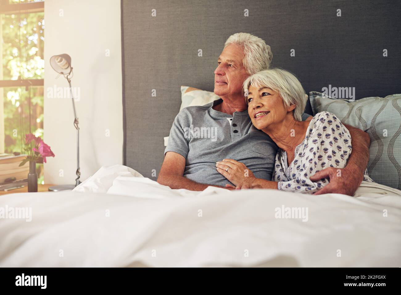 Quel beau matin Photo d'un couple senior allongé dans le lit. Banque D'Images