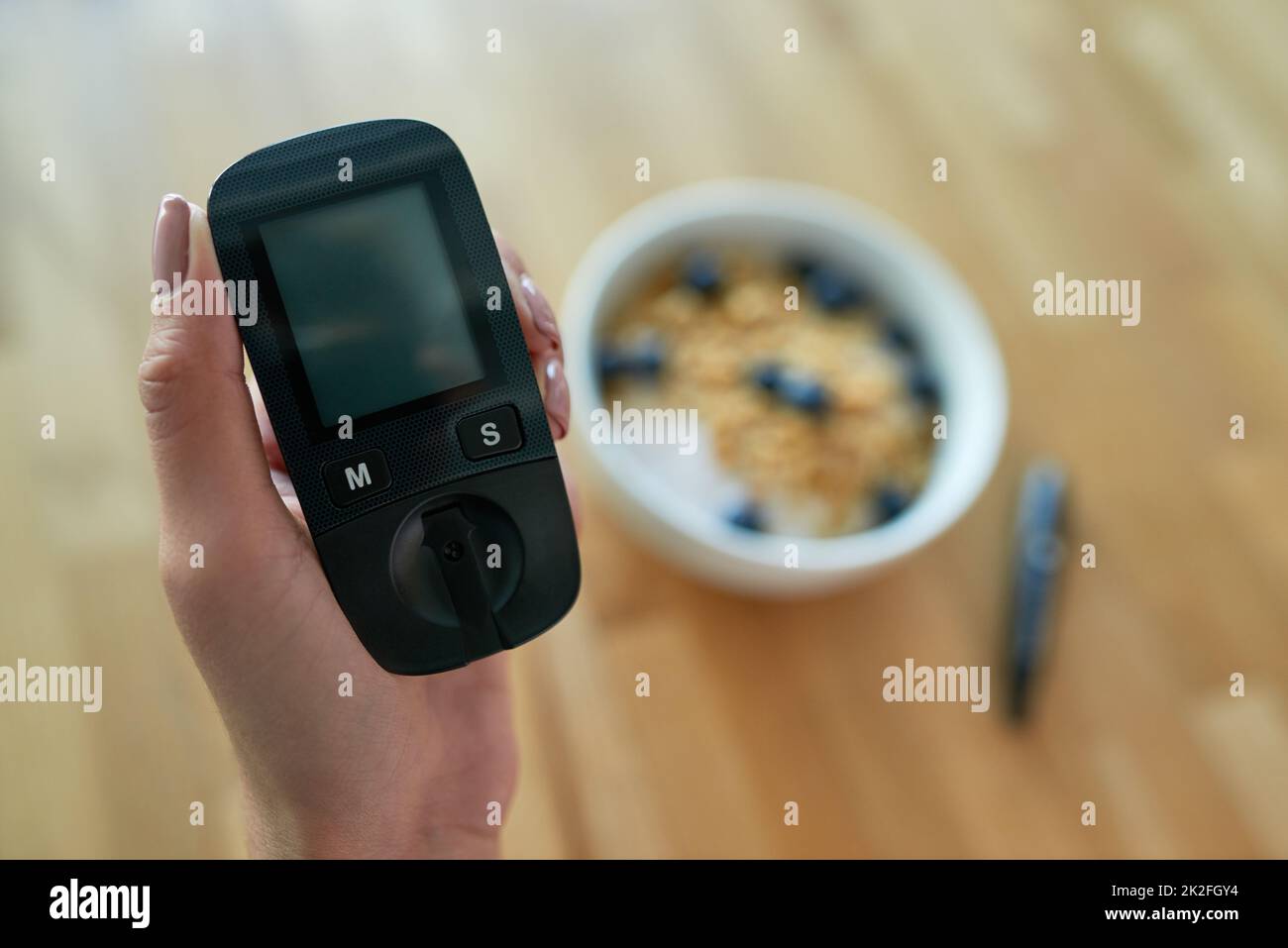 Surveiller son taux de glycémie après chaque repas. Gros plan d