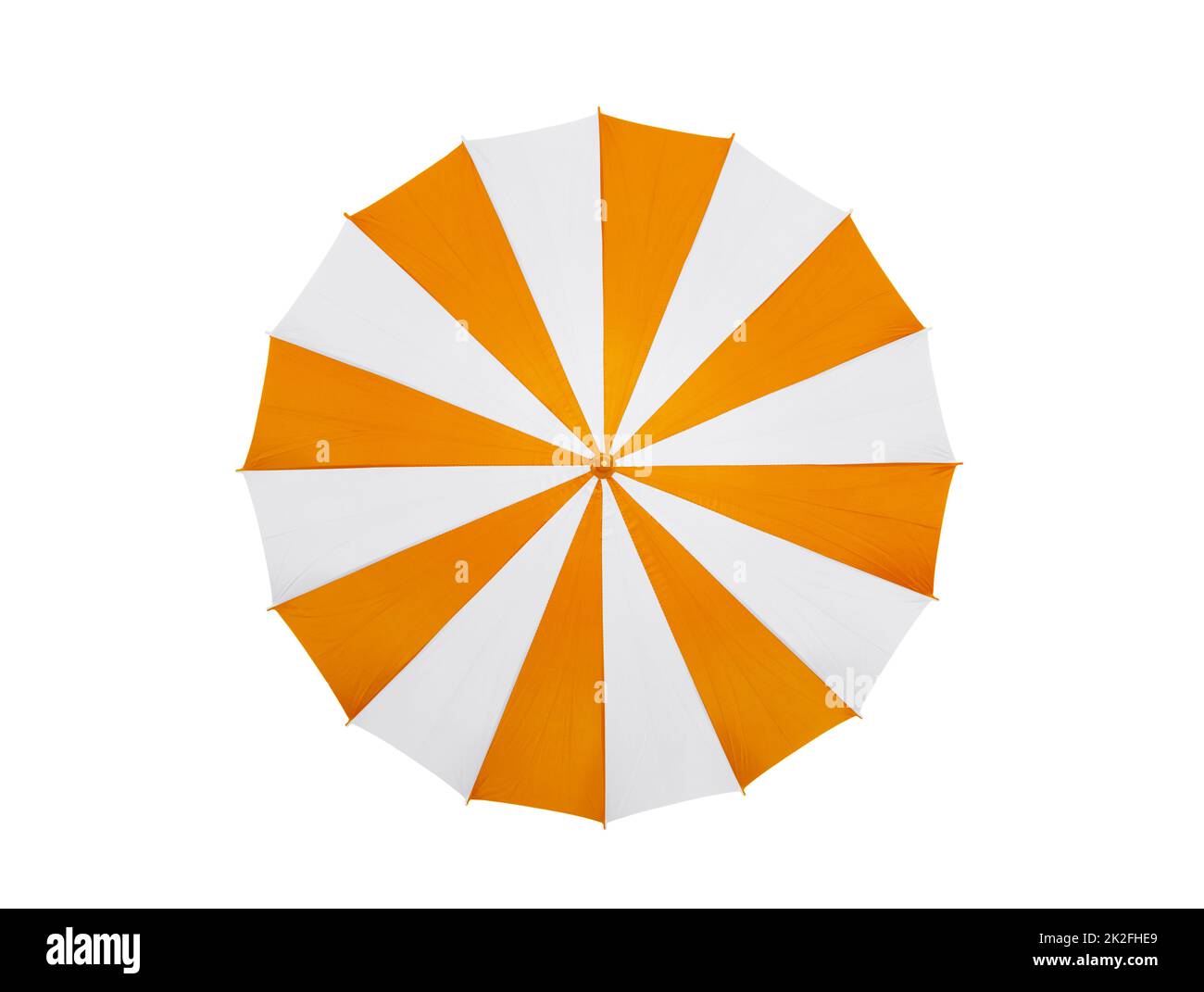 Parasol de plage à rayures blanc orange isolé sur fond blanc avec passe-cheveux Banque D'Images