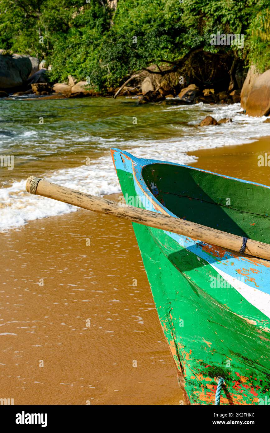 Bateau de pêche à ramer sur le front de mer Banque D'Images