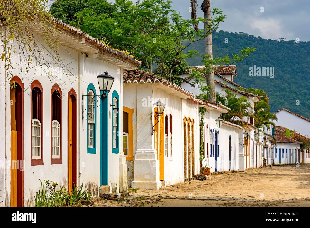 Rues pavées et maisons anciennes de style colonial sur la ville historique de Paraty Banque D'Images