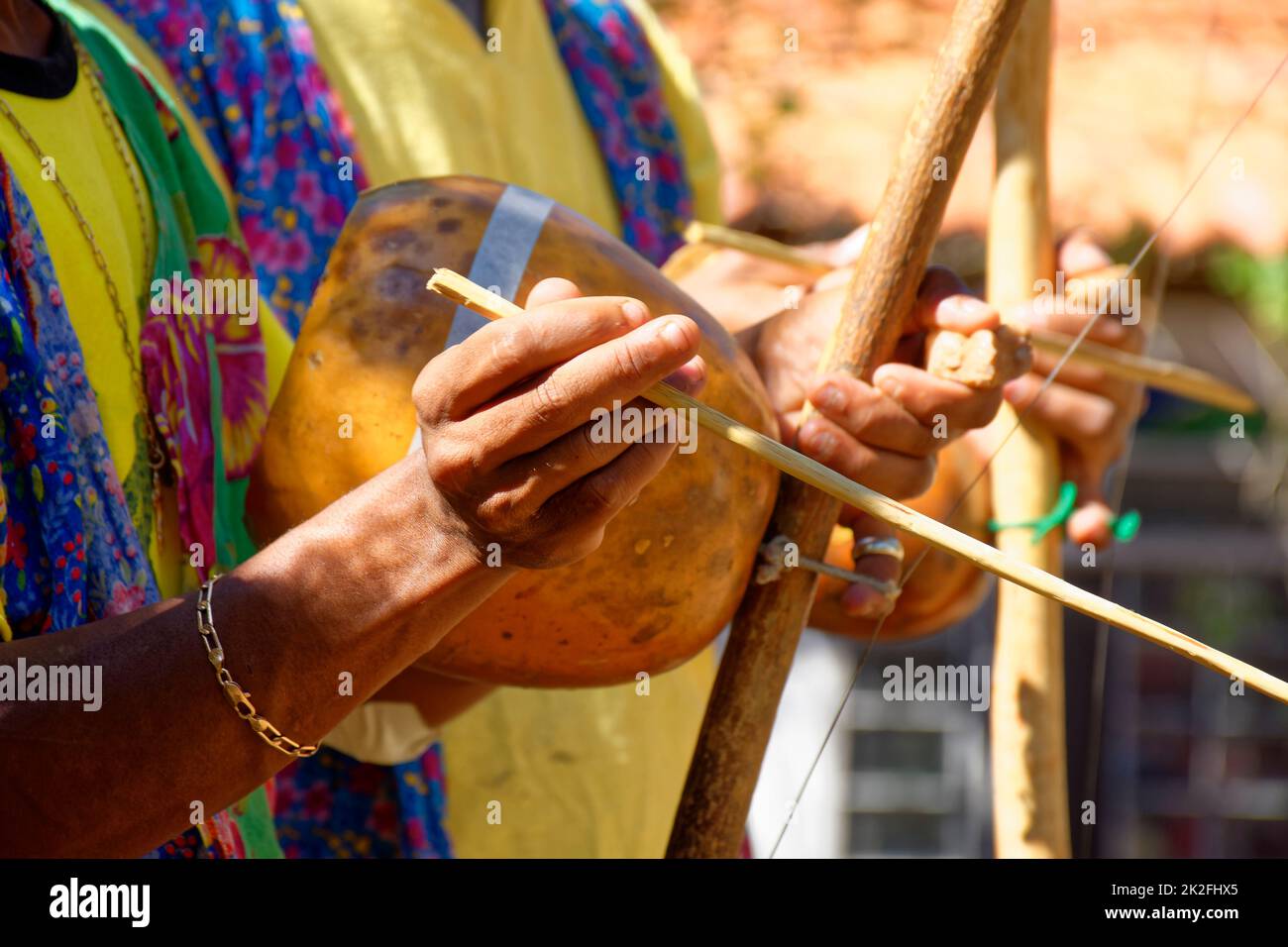 Joueur berimbau pendant la présentation de la capoeira brésilienne Banque D'Images