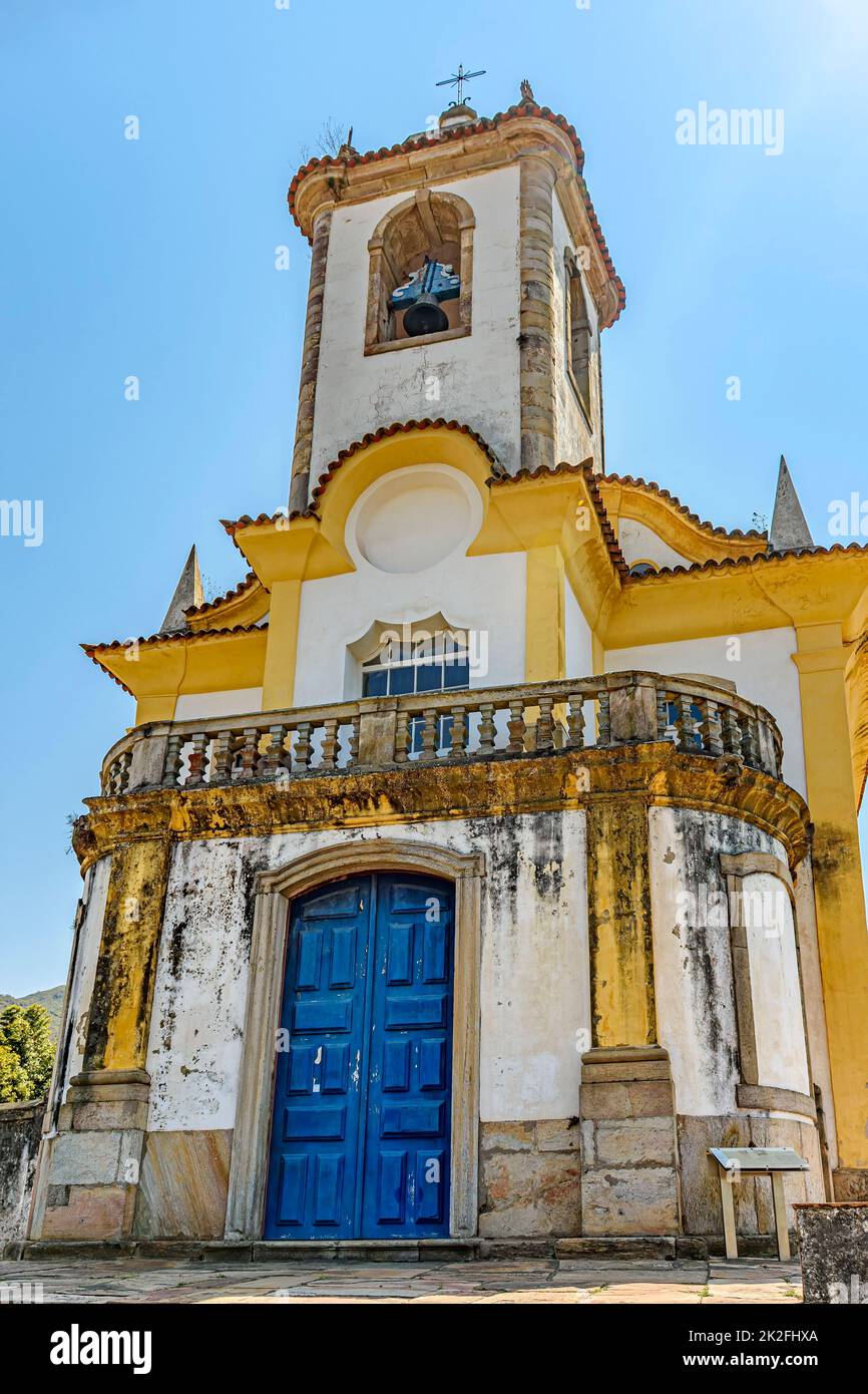 Vue du bas d'une église de l'époque du Brésil impérial construit par des esclaves au 18th siècle dans la ville d'Ouro Preto Banque D'Images