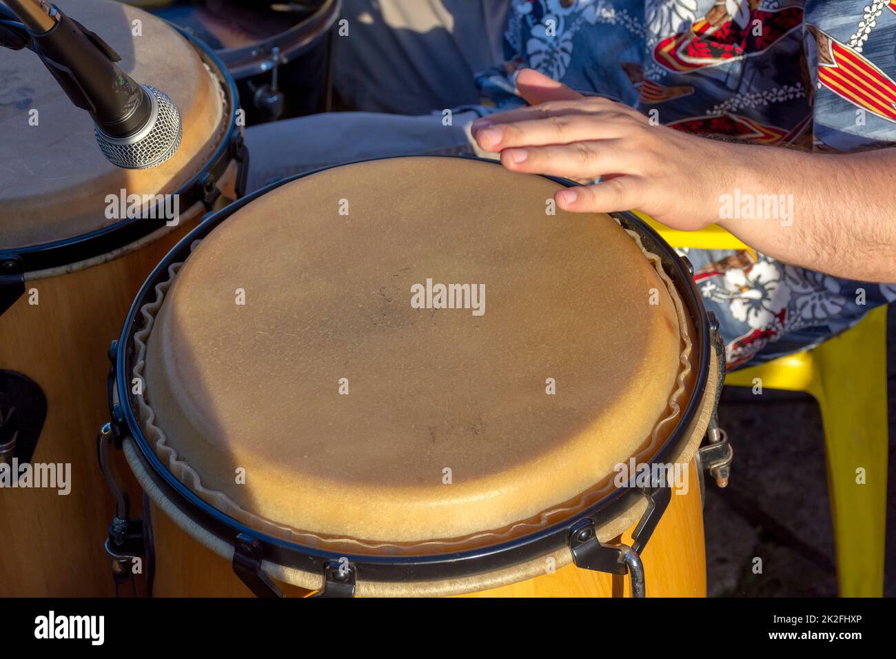 Tambours de samba brésiliens dans la fête de carnaval de rue Photo Stock -  Alamy