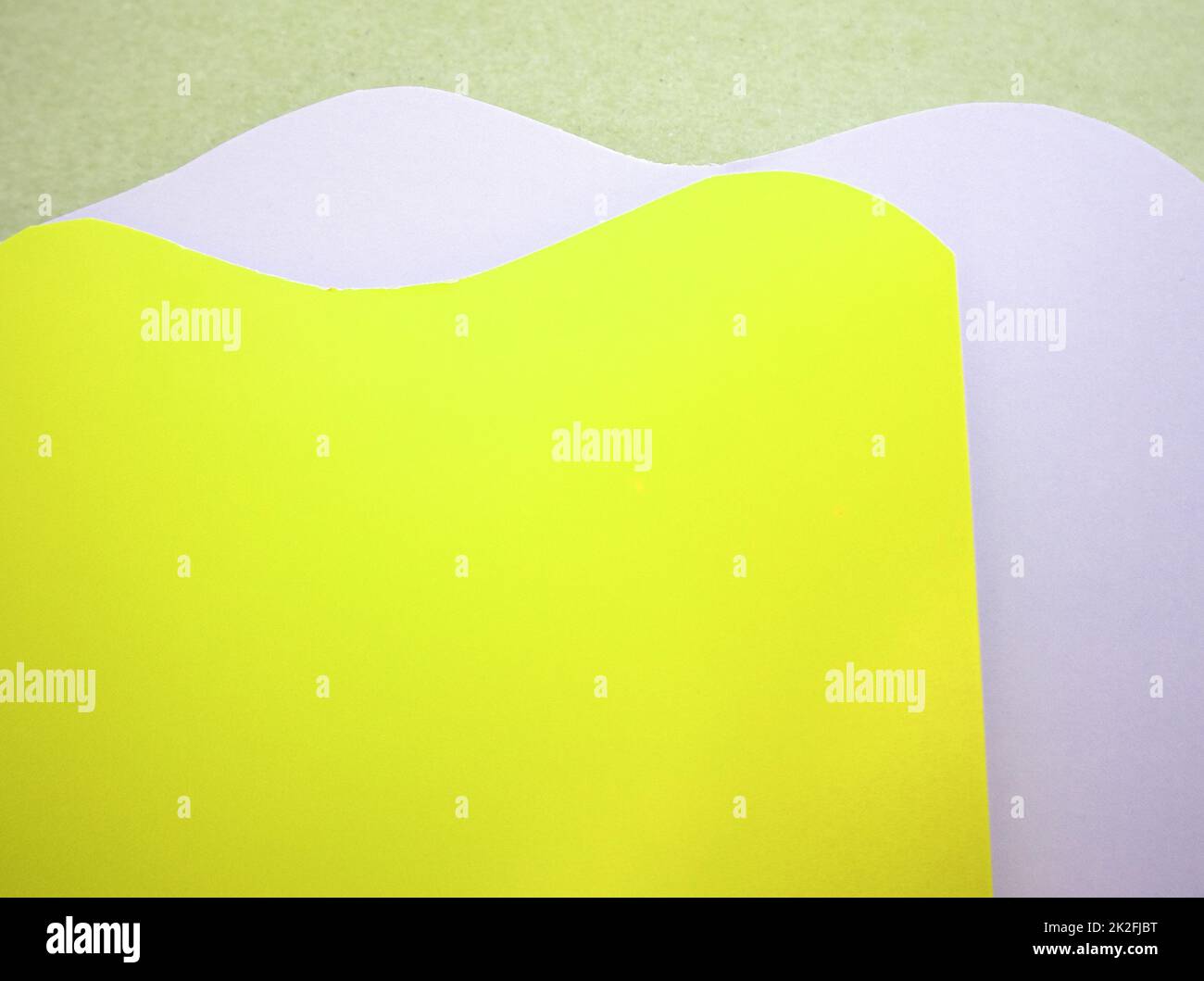 L'art conceptuel de l'artisanat du papier, la conception, les montagnes, les collines, les vagues. Découpe faite maison de papier de couleur, modèle, place pour le texte Banque D'Images