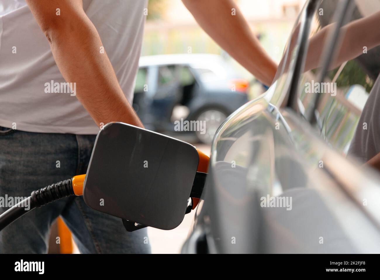 Main Man recharge et remplissage de fioul gaz à la station. Pour remplir la machine de carburant. Banque D'Images