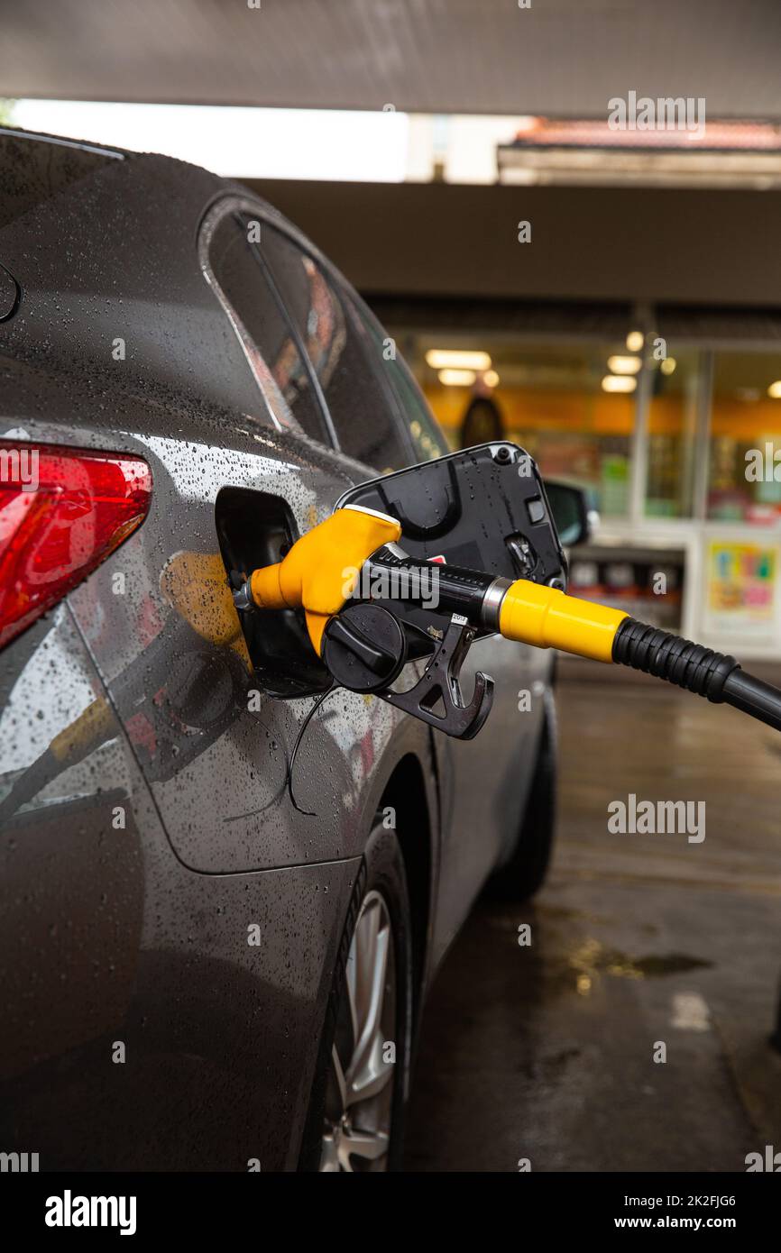 remplissage-de-la-voiture-avec-de-l-essence-la-station-service