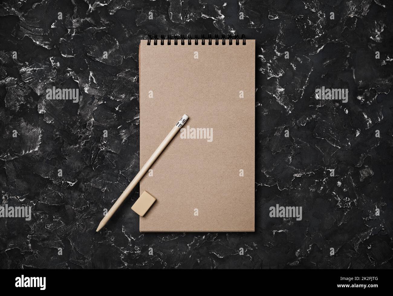 Cahier spirale, crayon, gomme Banque D'Images