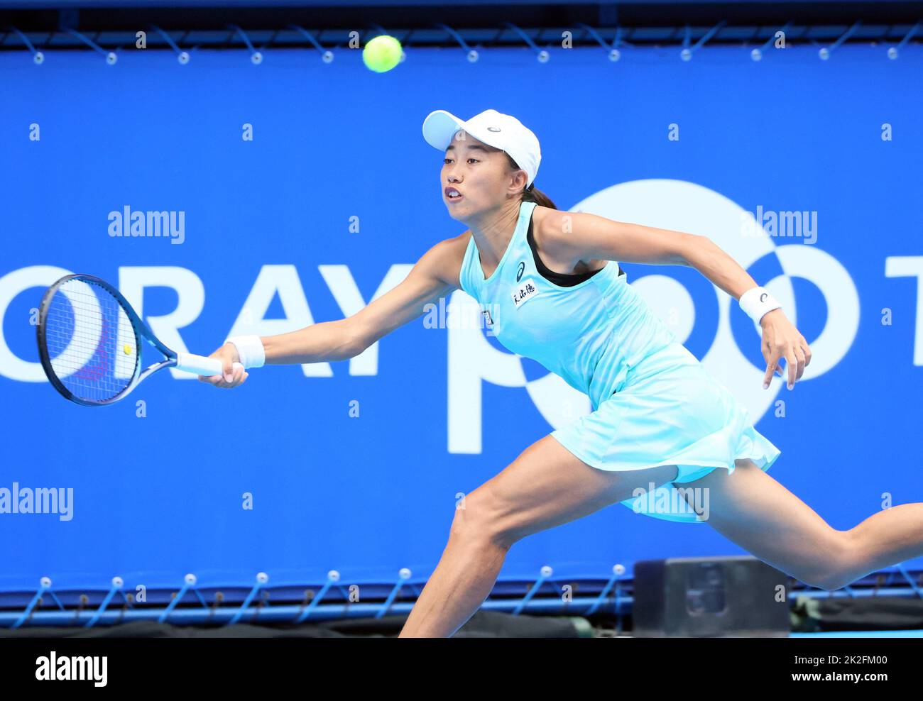 Tokyo, Japan. 23rd Sep, 2022. Zhang Shuai of China returns the ball against Petra Martic of Croatia at the singles quarter final match at the Toray Pan Pacific Open tennis tournament at the Ariake Coliseum in Tokyo on Friday, September 23, 2022. Zhang defeated Martic 7-5, 6-2. Credit: Yoshio Tsunoda/AFLO/Alamy Live News Banque D'Images