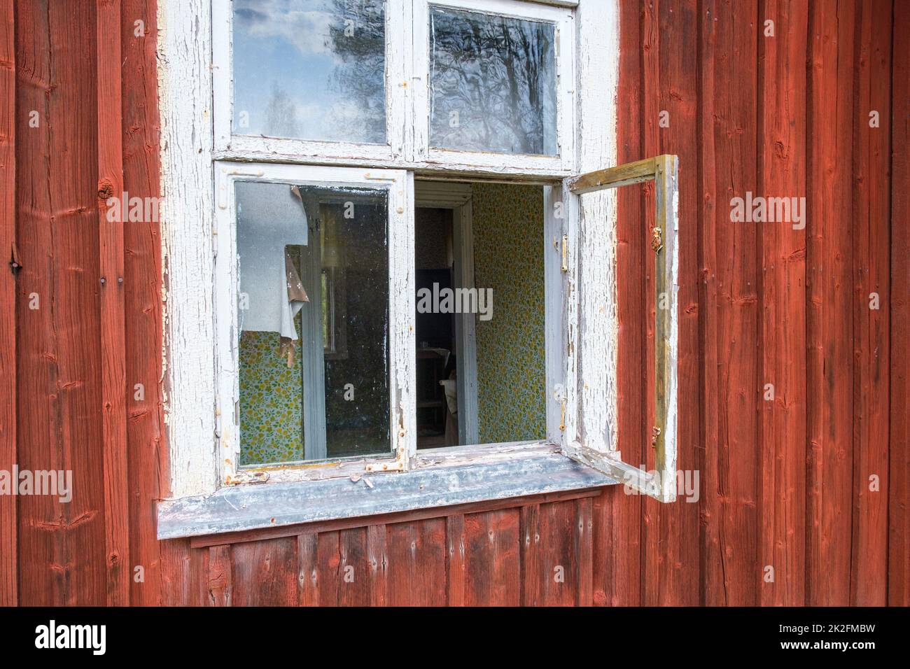 Fenêtre ouverte sur un ancien cottage abandonné Banque D'Images