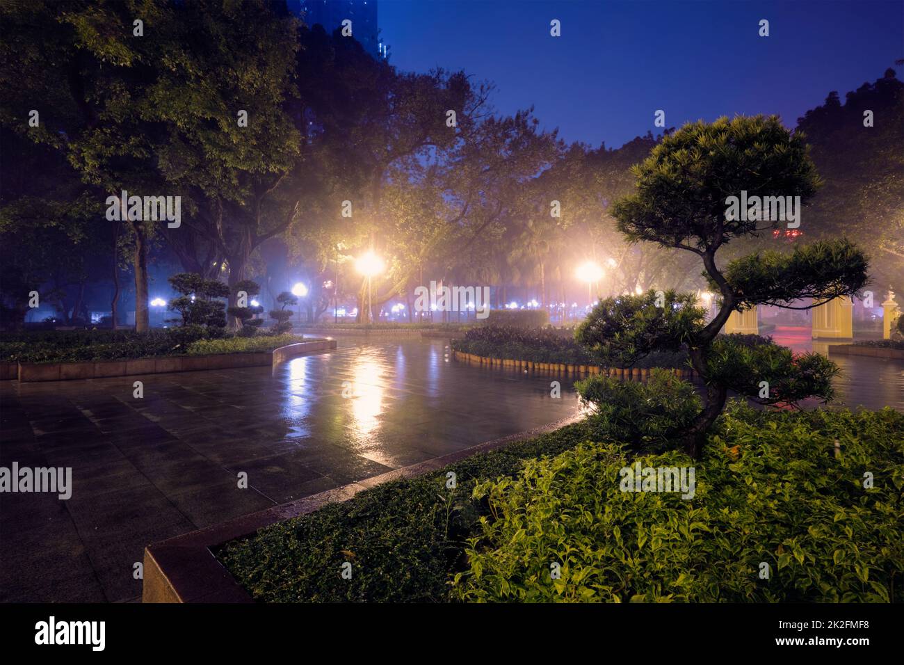 Shanghai People's Park avec du brouillard dans la nuit, Chine Banque D'Images