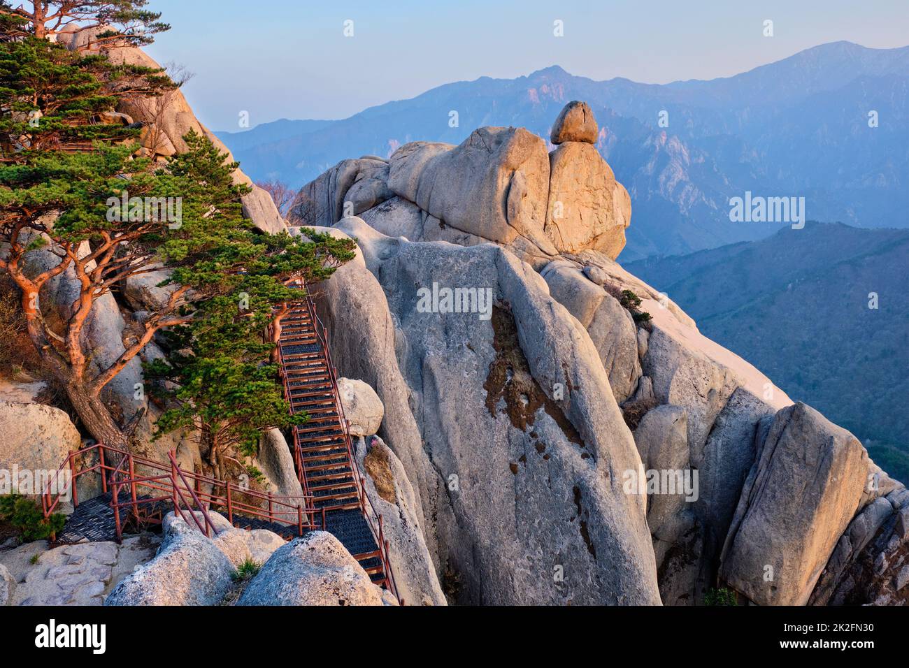 Vue de Ulsanbawi pic sur le coucher du soleil. Le Parc National de Seoraksan, Corée du Sud Banque D'Images