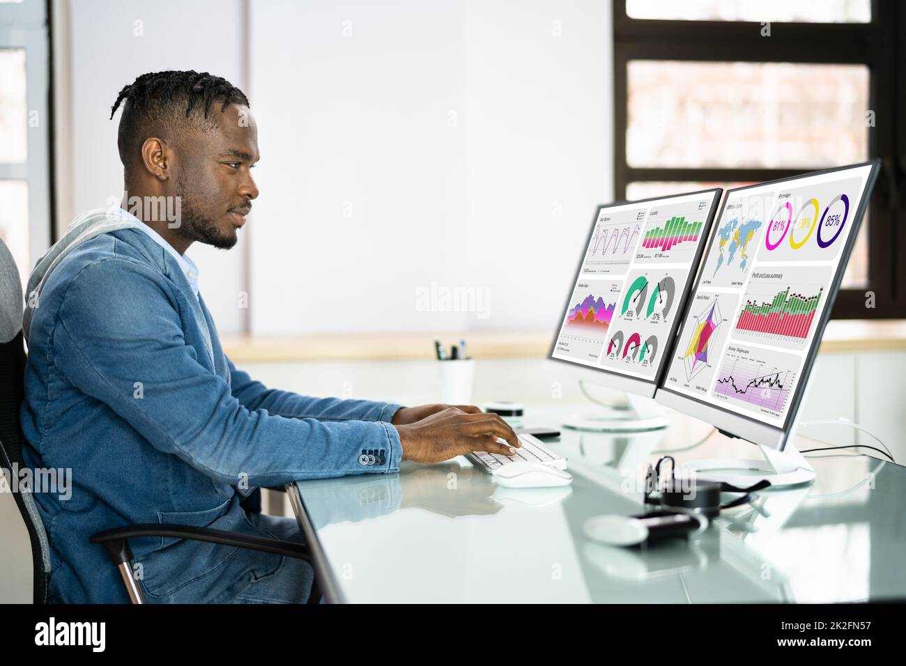 Conseiller africain utilisant le tableau de bord KPI Banque D'Images