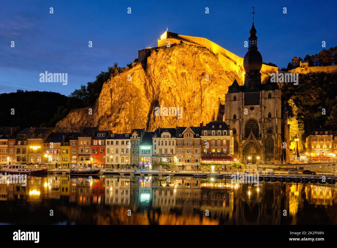 Vue de nuit sur la ville de Dinant, Belgique Banque D'Images