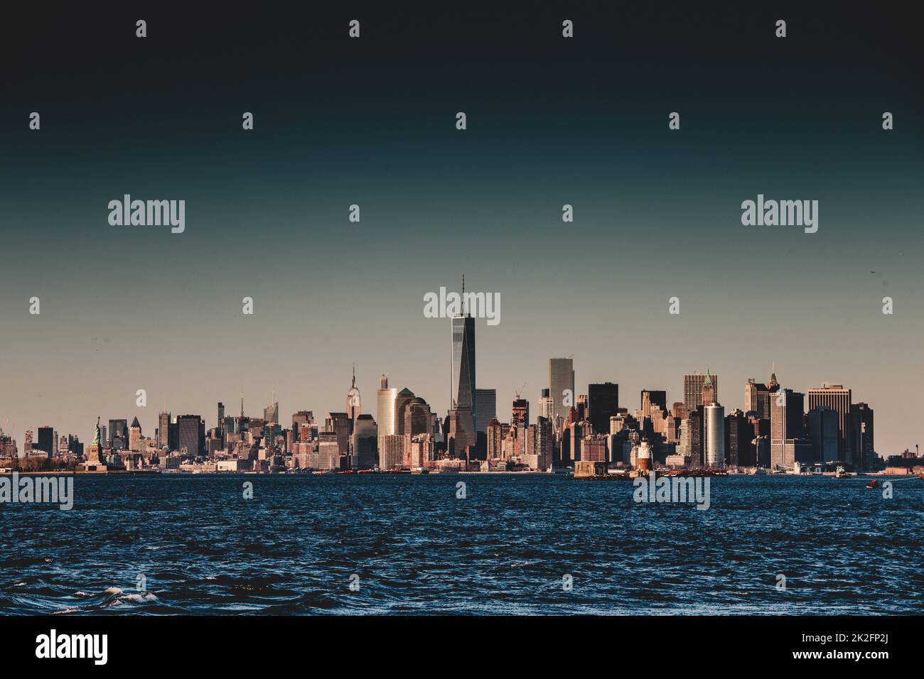 New York City Manhattan au crépuscule avec gratte-ciels illuminés au-dessus du panorama sur le fleuve Hudson. Banque D'Images