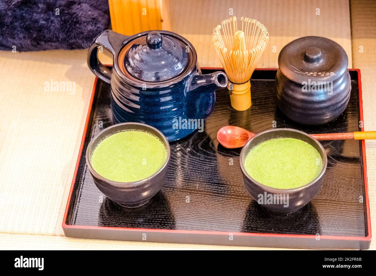 Art du thé vert vivant japonais Ryokucha cérémonie traditionnelle consiste en thé, tasse de thé, brosse de thé mis dans Banque D'Images