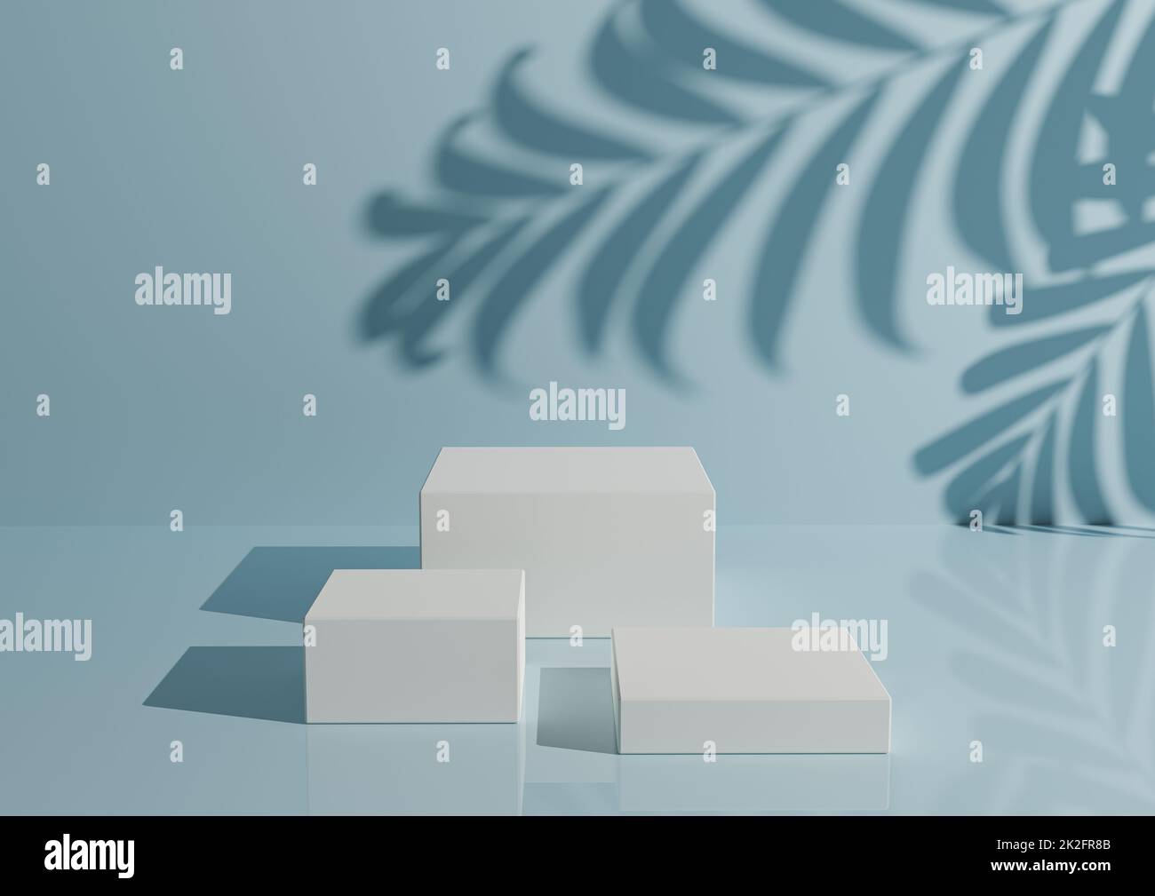 Trois podiums blancs ou supports sur fond bleu pour l'affichage du produit. Composition minimaliste pour la photographie de produit 3D rendu maquette. Banque D'Images