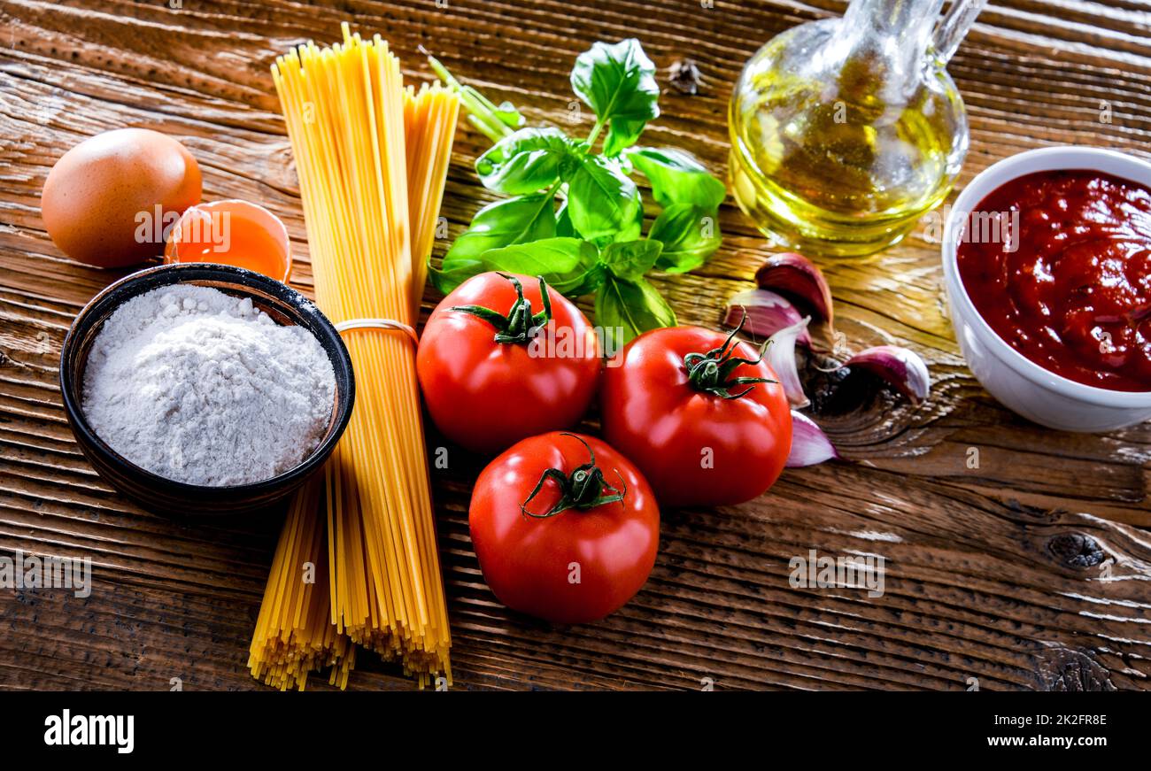 Composition avec spaghetti séchés et ingrédients de pâtes Banque D'Images