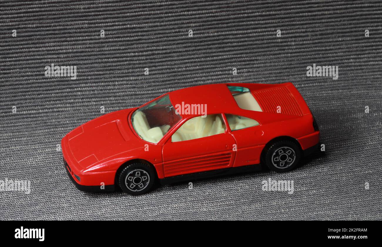 voiture rouge petit jouet Banque D'Images