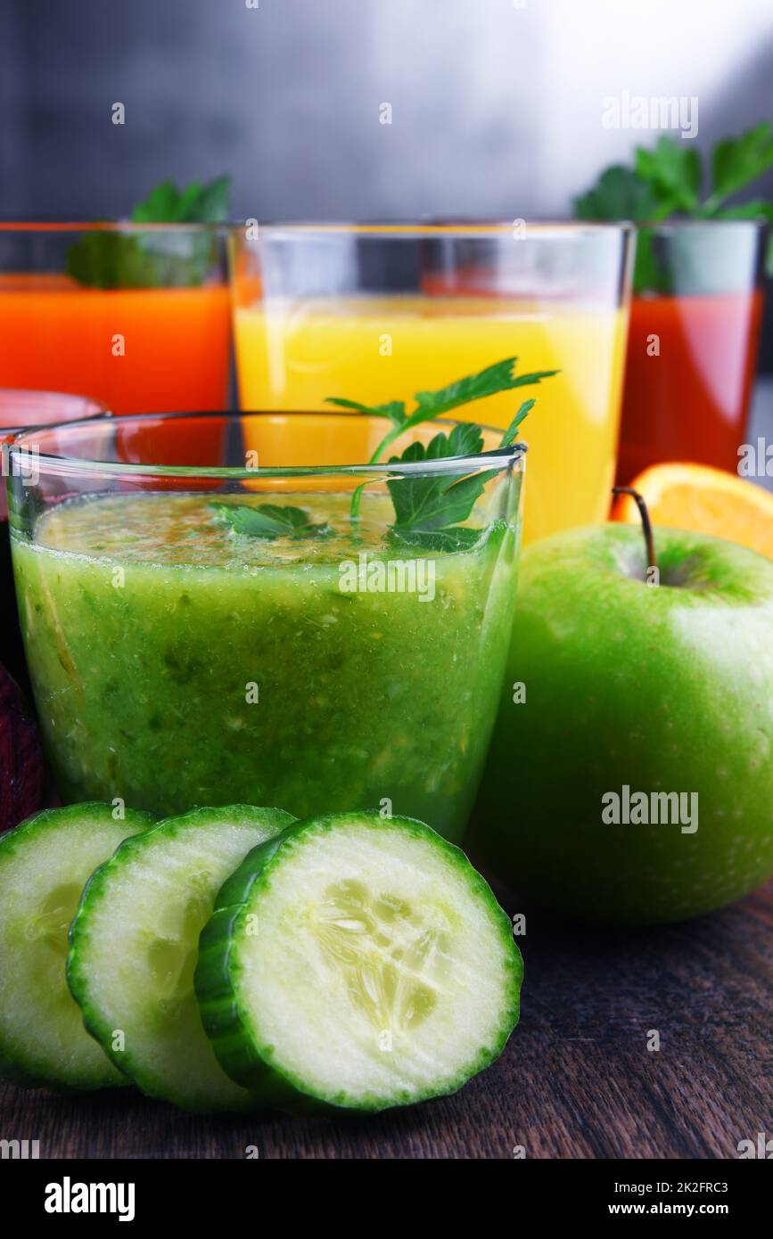 Lunettes avec des légumes biologiques frais et jus de fruits Banque D'Images