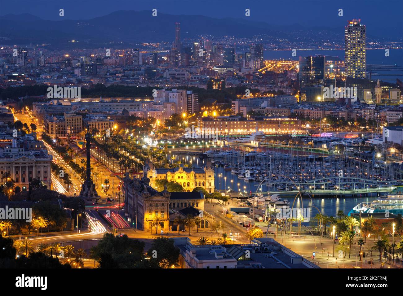 Vue aérienne de la ville de Barcelone et port avec bateaux disponibles Banque D'Images
