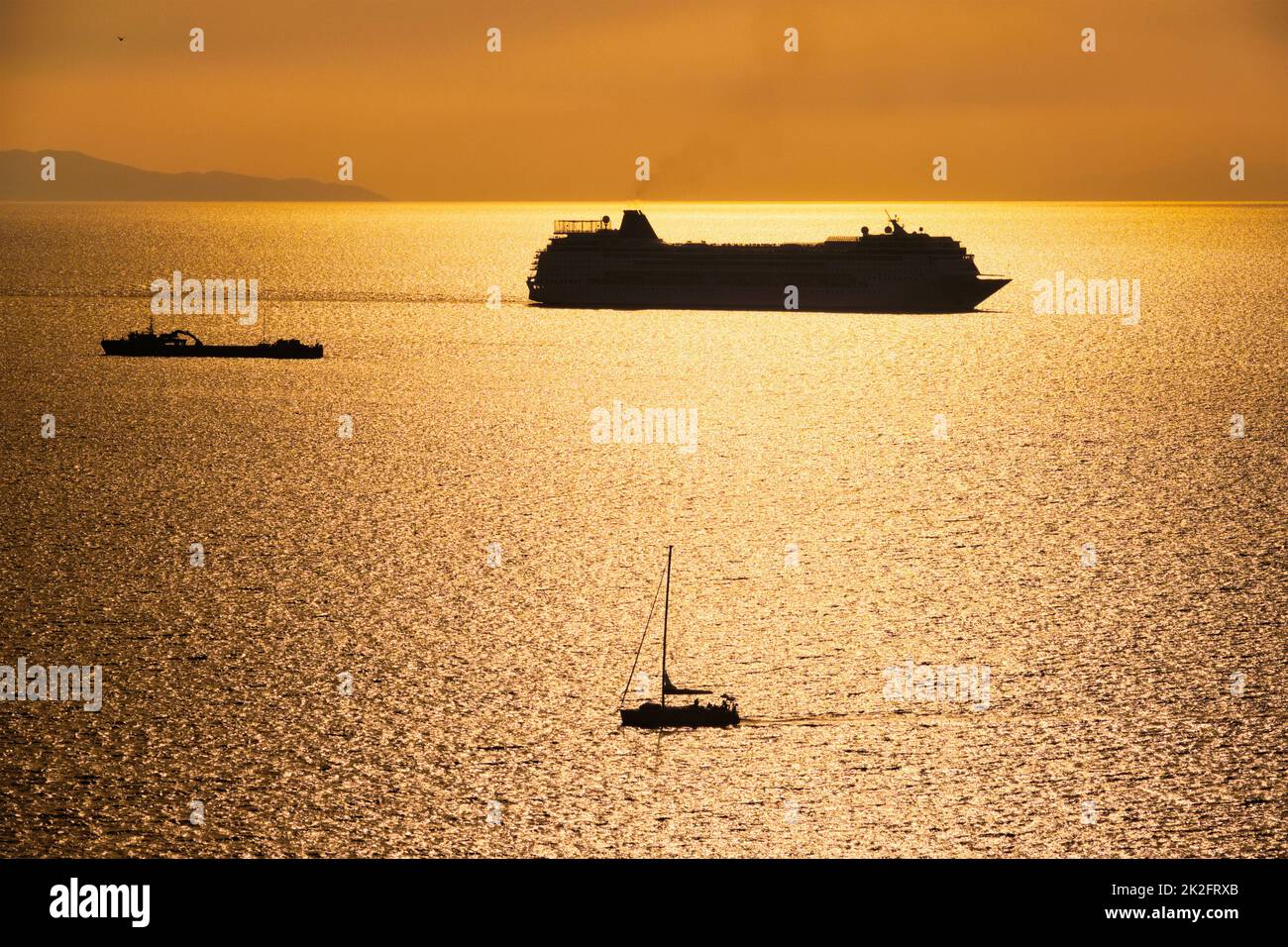 Silhouette du bateau de croisière en mer Égée au coucher du soleil Banque D'Images