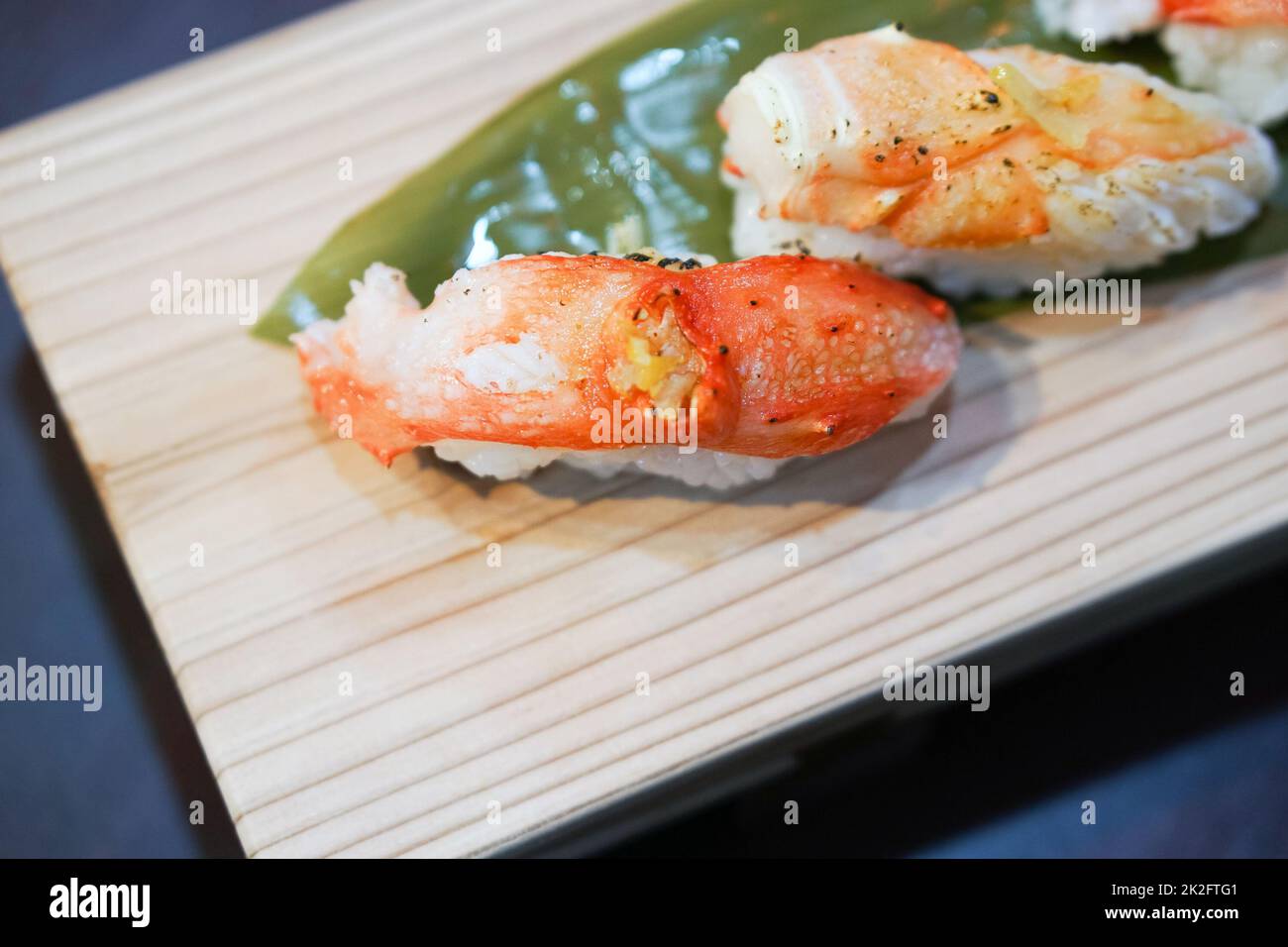 Taraba Sushi servi sur un plateau en bois cuisine japonaise buffet. Banque D'Images