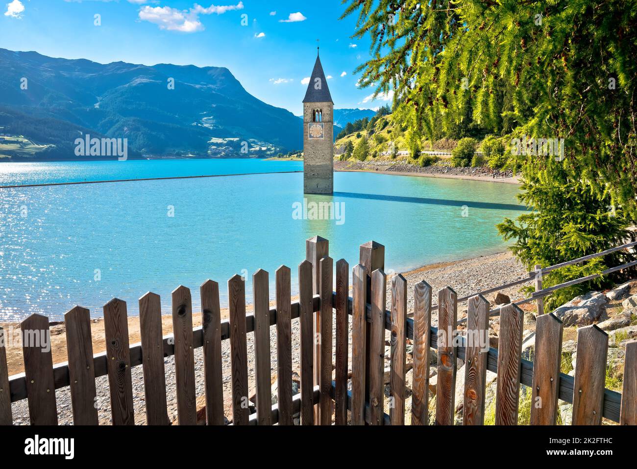 Clocher submergé de Curon Venosta ou Graun im Vinschgau sur le lac de Reschen vue sur le paysage Banque D'Images