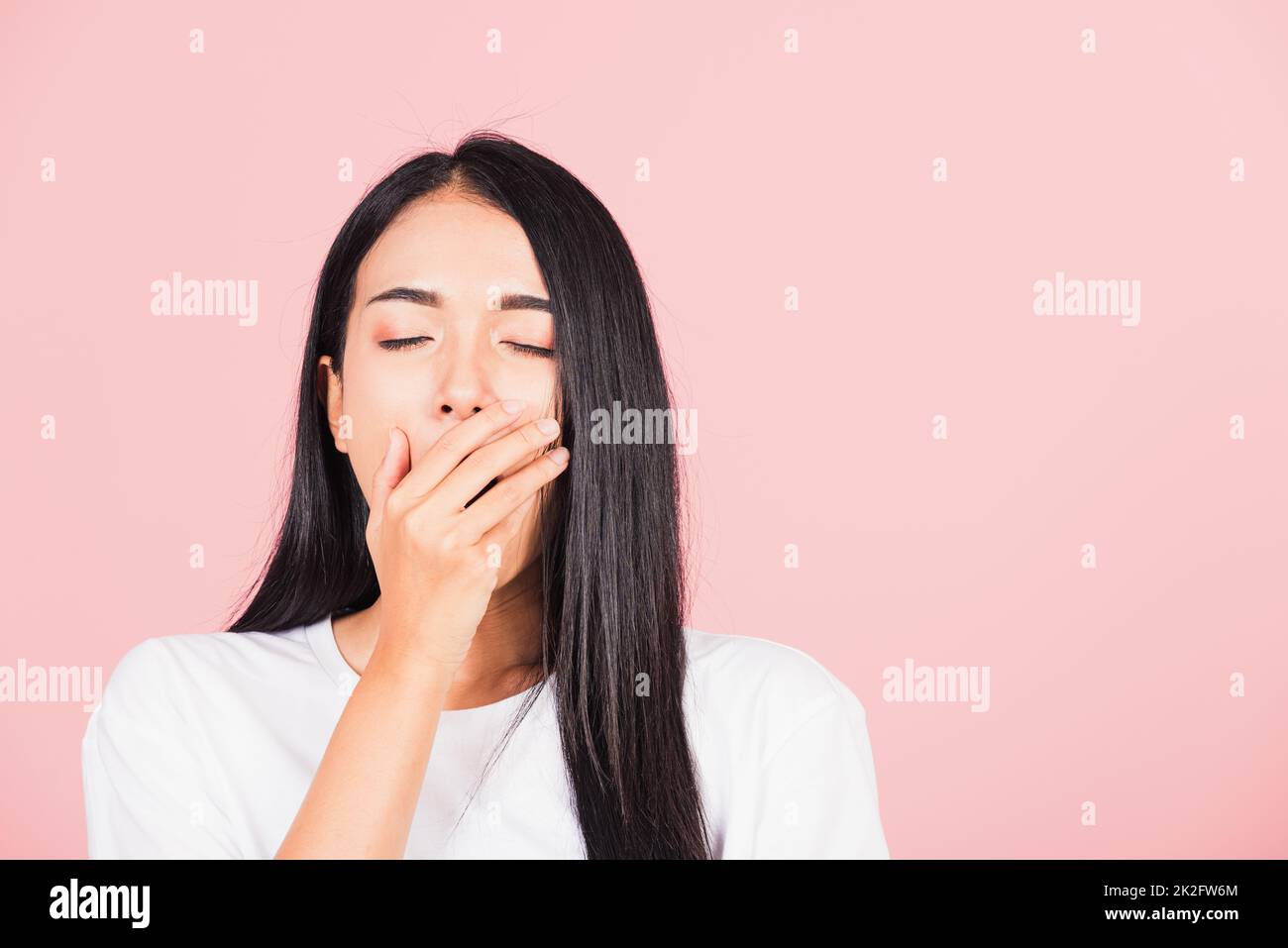 femme émotions fatiguées et endormies son bâillement couvrant la bouche ouverte à la main Banque D'Images