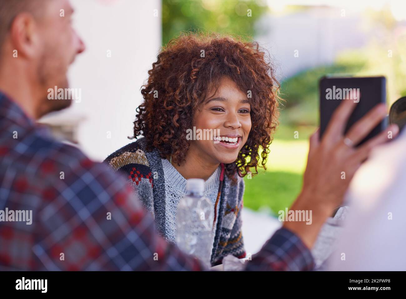 C'est un pour le flux de nouvelles. Une jeune femme regardant un téléphone d'amis. Banque D'Images