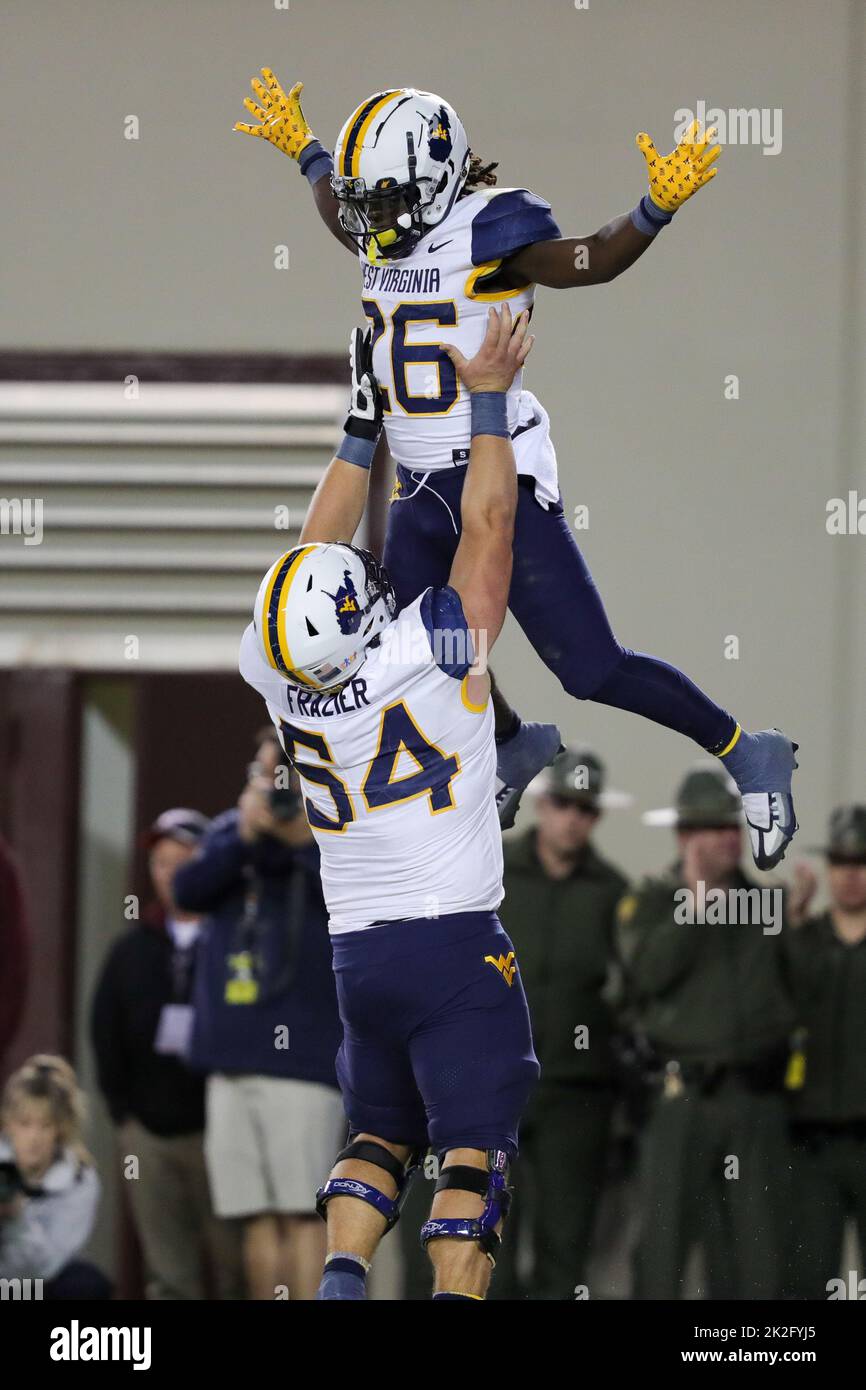 22 septembre 2022: Les alpinistes de Virginie occidentale qui ont fait marche arrière Justin Johnson Jr. (26) et le joueur de linkaire offensif Zach Frazier (54) célèbrent un touchdown lors du match de football de la NCAA entre les alpinistes de Virginie occidentale et les Hokies de technologie de Virginie au stade Lane à Blacksburg, en Virginie. Greg Atkins/CSM Banque D'Images