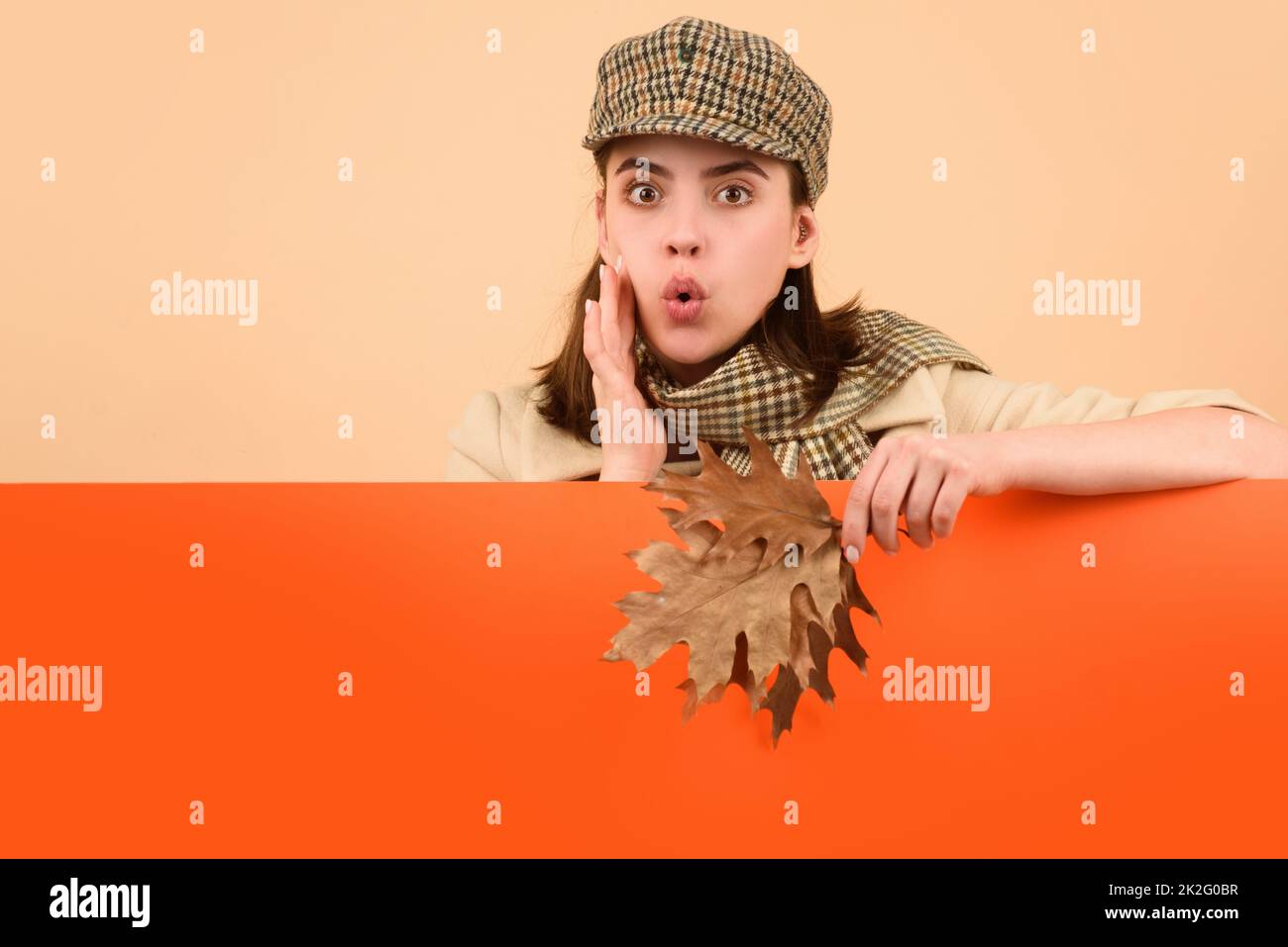 Autumn sale. Autumn woman isolated portrait, fall leaves season. Portrait of surprised amazed young woman with autumn leafs. Banque D'Images