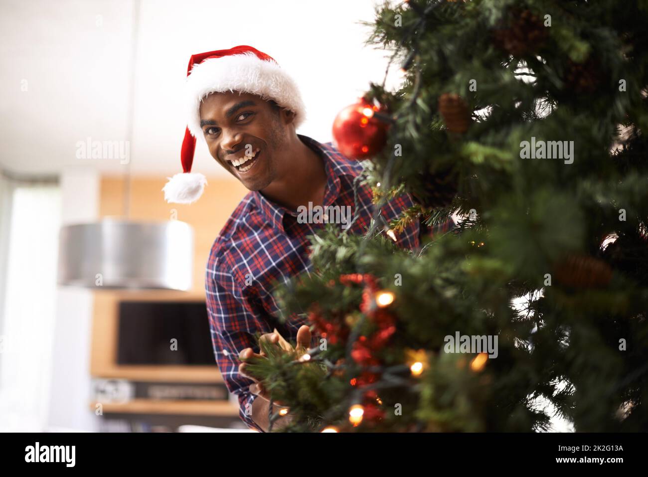 Noël est mon moment préféré de l'année. Un beau jeune homme qui entre dans l'esprit de Noël. Banque D'Images