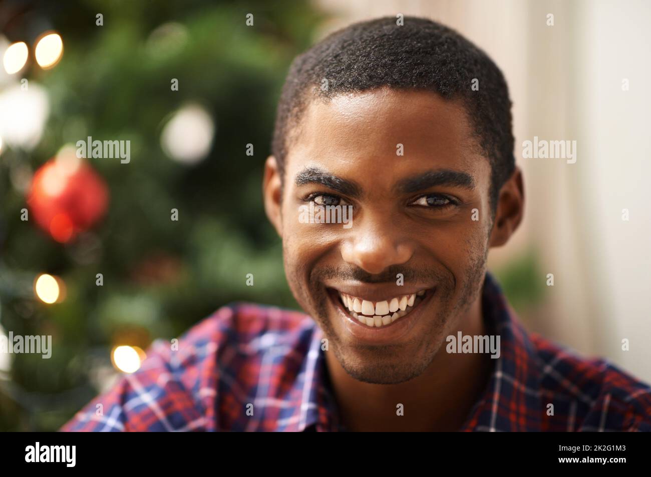 Noël est mon moment préféré de l'année. Un beau jeune homme qui entre dans l'esprit de Noël. Banque D'Images