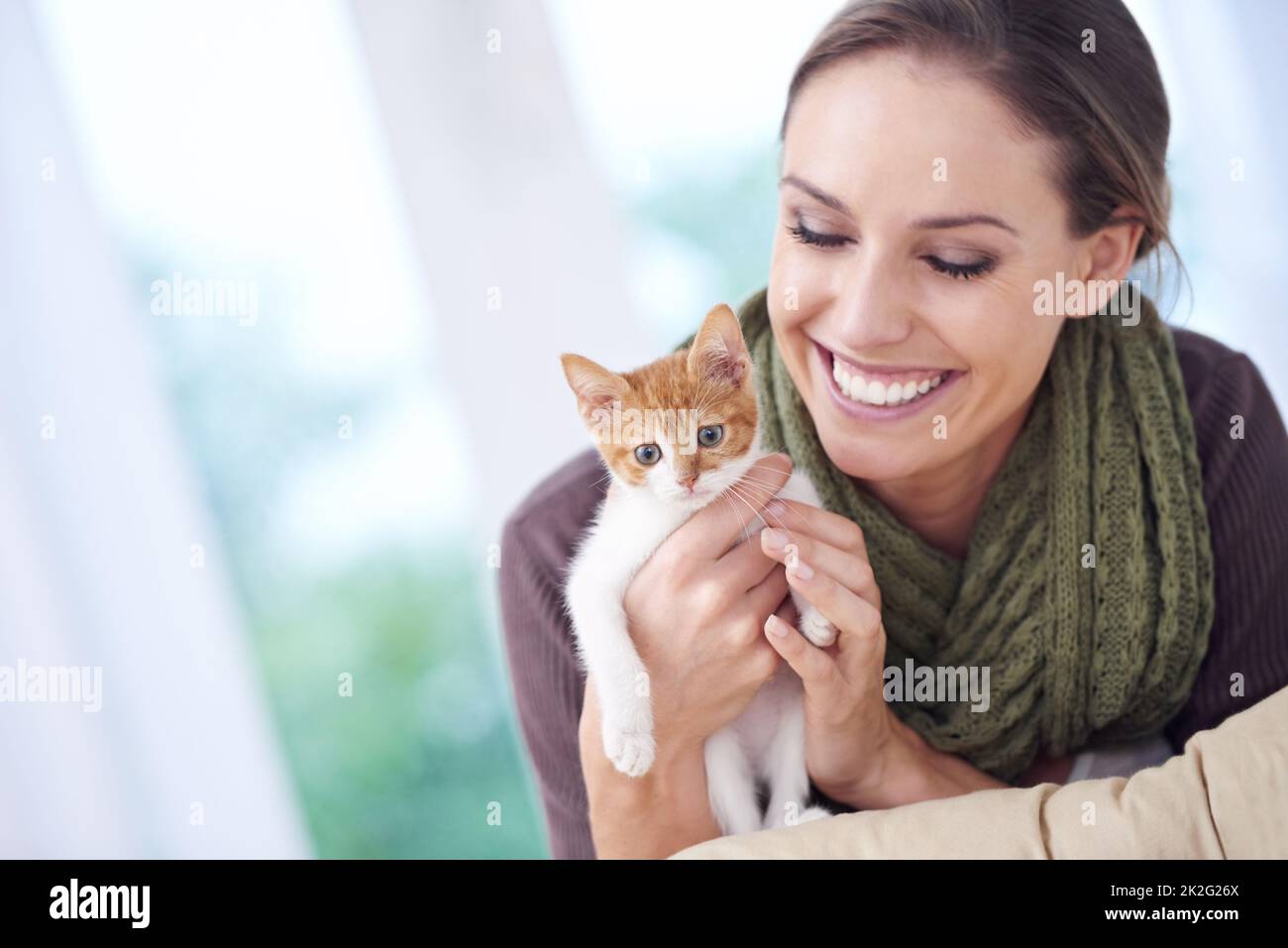Le temps passé avec les chats n'est jamais perdu. Photo d'une jeune femme attrayante tenant un chaton. Banque D'Images