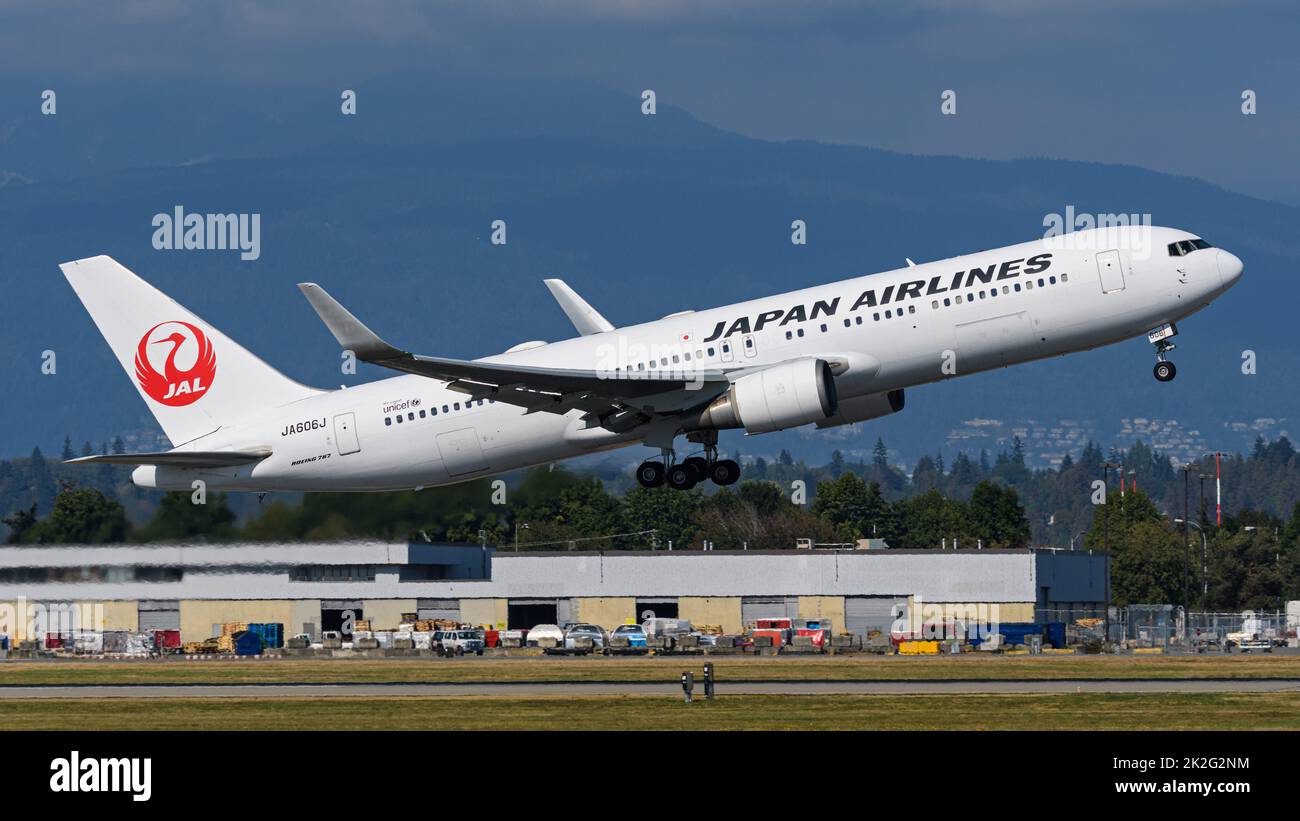 Richmond, Colombie-Britannique, Canada. 22nd septembre 2022. Un avion de ligne Boeing 767-300ER de Japan Airlines (JA606J) part de l'aéroport international de Vancouver. (Image de crédit : © Bayne Stanley/ZUMA Press Wire) Banque D'Images