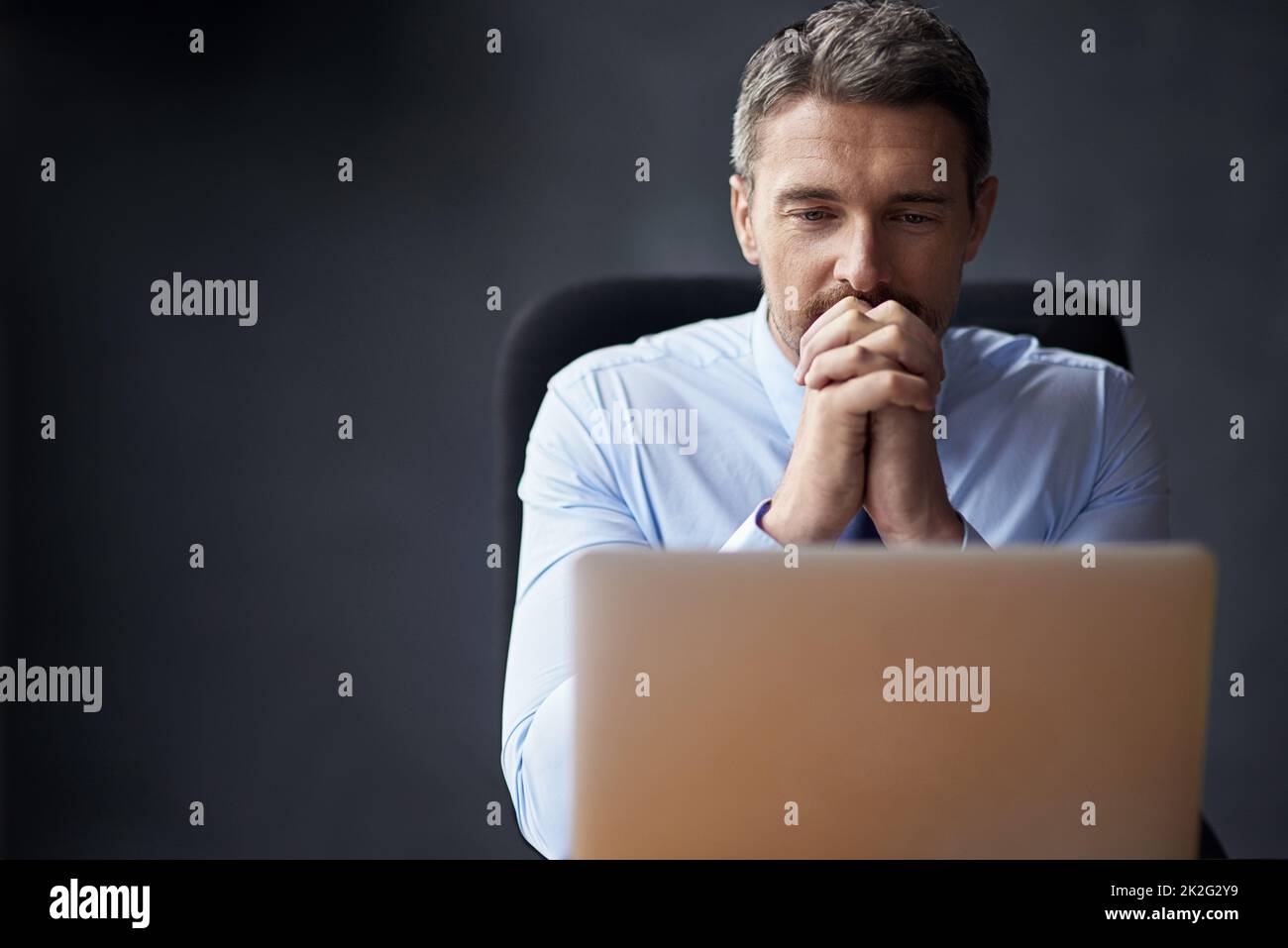 Parfois le stress est juste trop. Photo courte d'un homme d'affaires mature qui semble anxieux lorsqu'il travaille dans son bureau. Banque D'Images