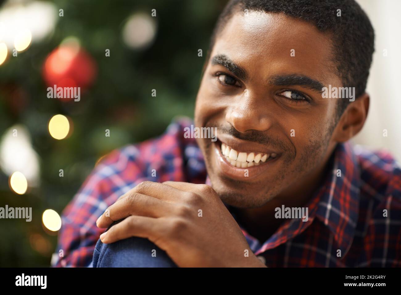 Noël est mon moment préféré de l'année. Un beau jeune homme qui entre dans l'esprit de Noël. Banque D'Images