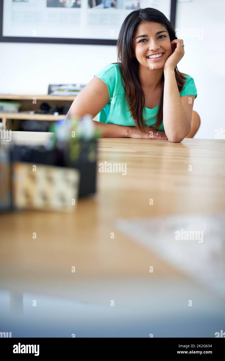 Ma carrière est sur la bonne voie. Portrait d'une jeune femme designer à son bureau. Banque D'Images