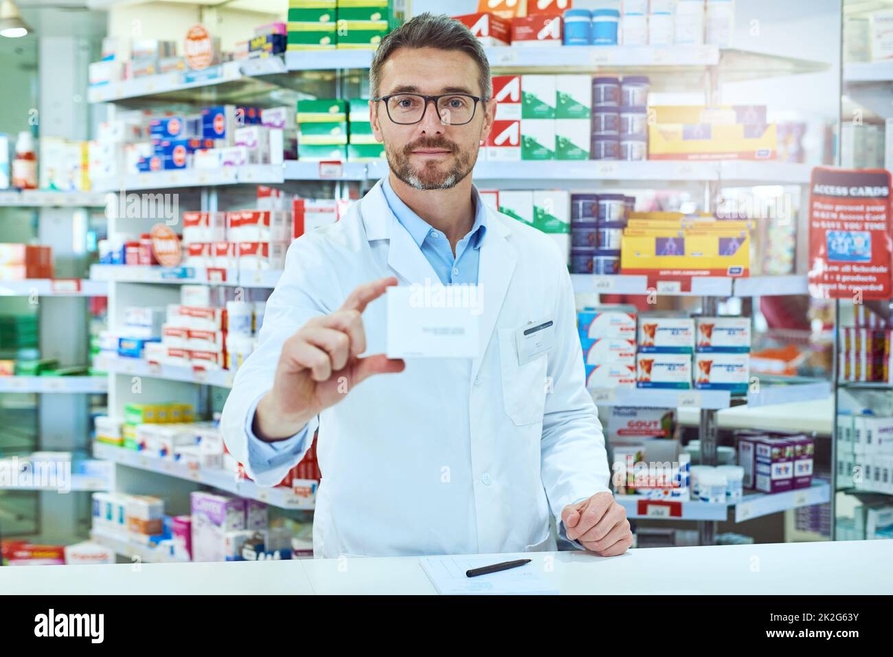 J'ai exactement ce dont vous avez besoin. Portrait court d'un beau pharmacien de sexe masculin mature travaillant dans une pharmacie. Banque D'Images