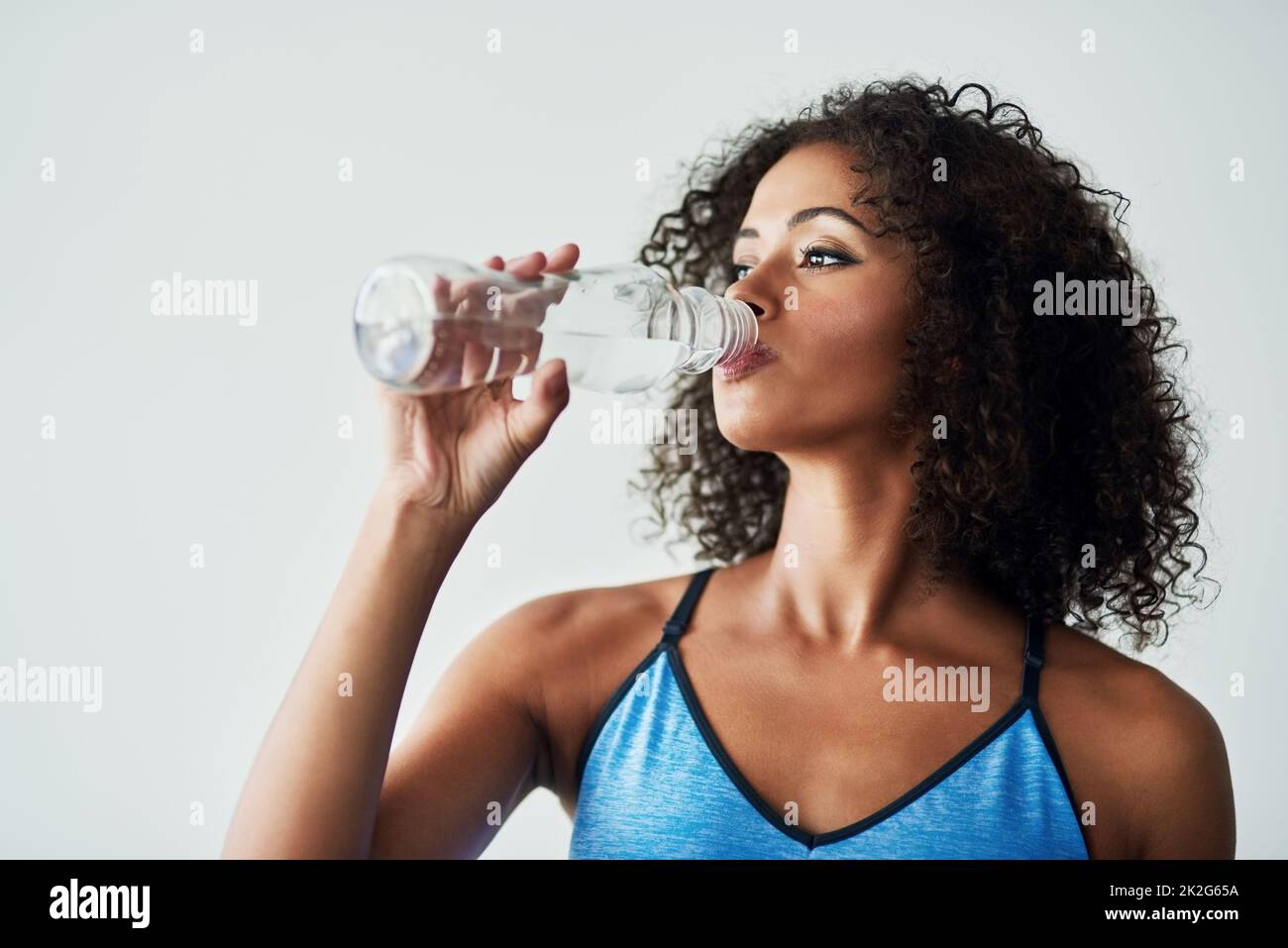 Faites-le pour votre vitalité. Photo en studio d'une jeune femme sportive sur fond gris. Banque D'Images