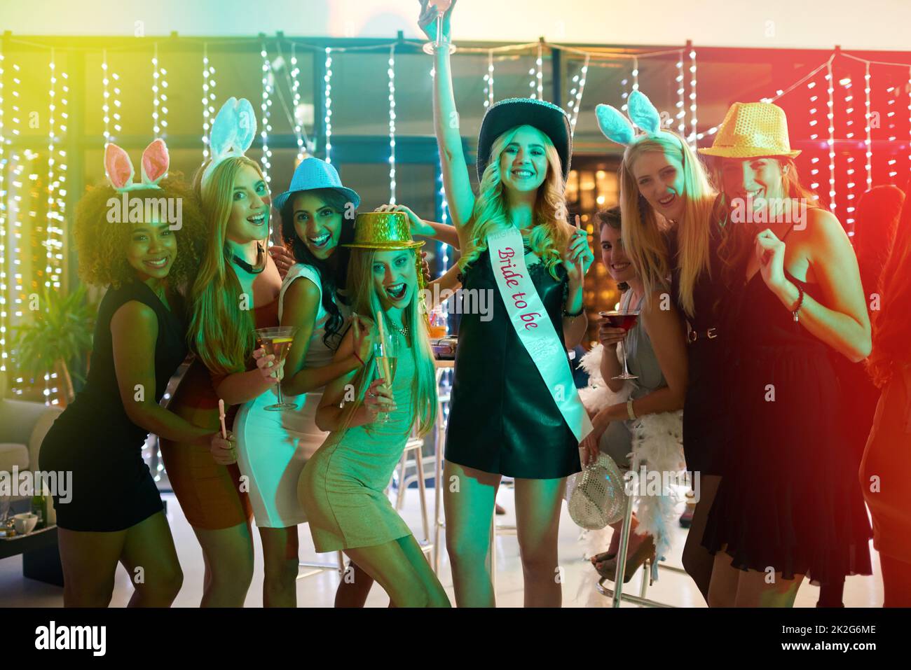 Les festivités de la Bachelorette sont en plein essor. Portrait d'un groupe de jeunes femmes ayant une fête de Bachelorette dans une boîte de nuit. Banque D'Images